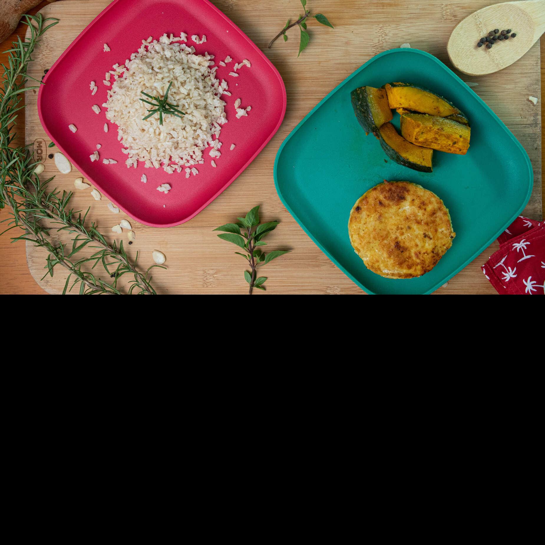 Hambúrguer artesanal de frango com quinoa, arroz integral e lascas de abóbora assada com cúrcuma