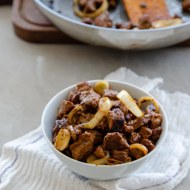 Iscas de Filé mignon aceboladas