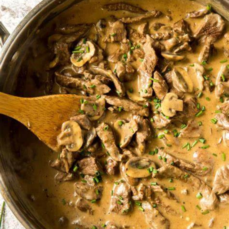 Strogonoff de patinho com champignon