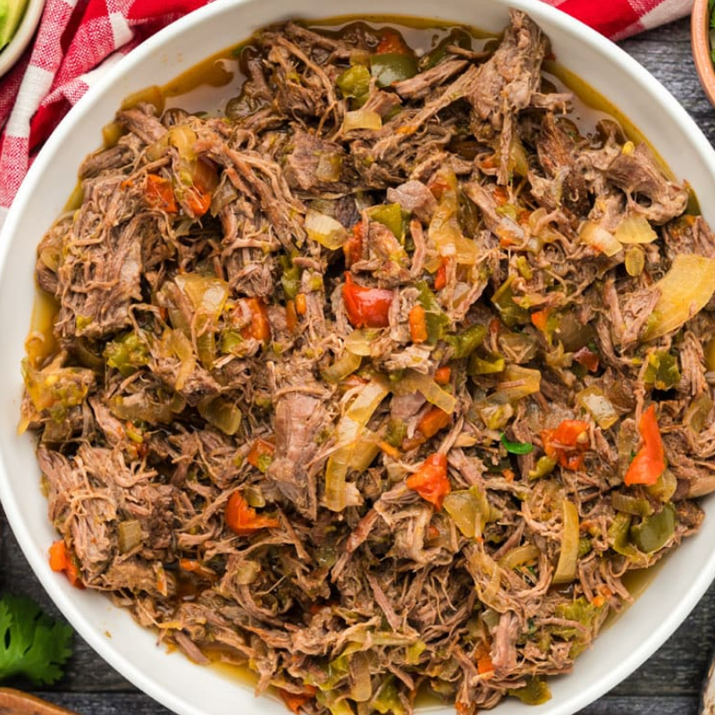 Carne desfiada com pimentões, azeitona e cheiro verde.