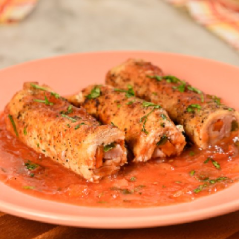 Frango rolê recheado com ricota e cenoura.