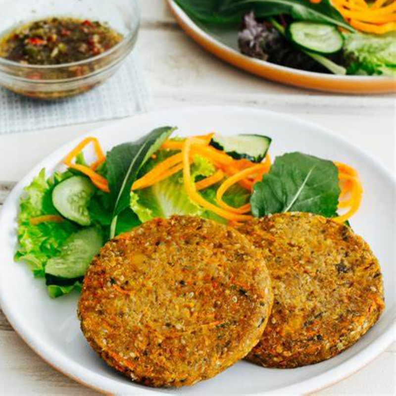Hambúrguer artesanal de frango com quinoa