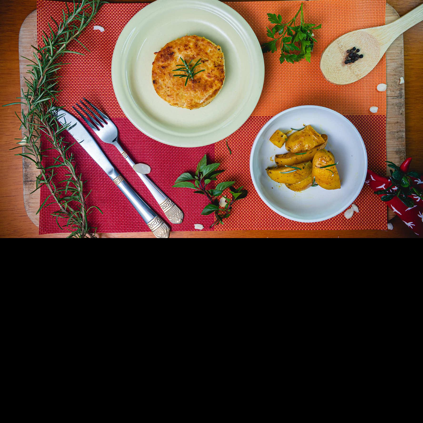 Hambúrguer artesanal de frango com quinoa e batata rústica com alecrim