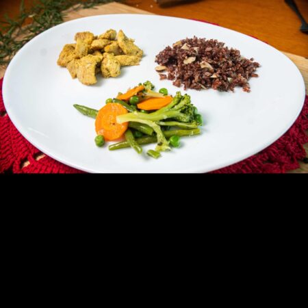 Frango em cubos ao curry, arroz vermelho com amêndoas e legumes salteados na manteiga ghee