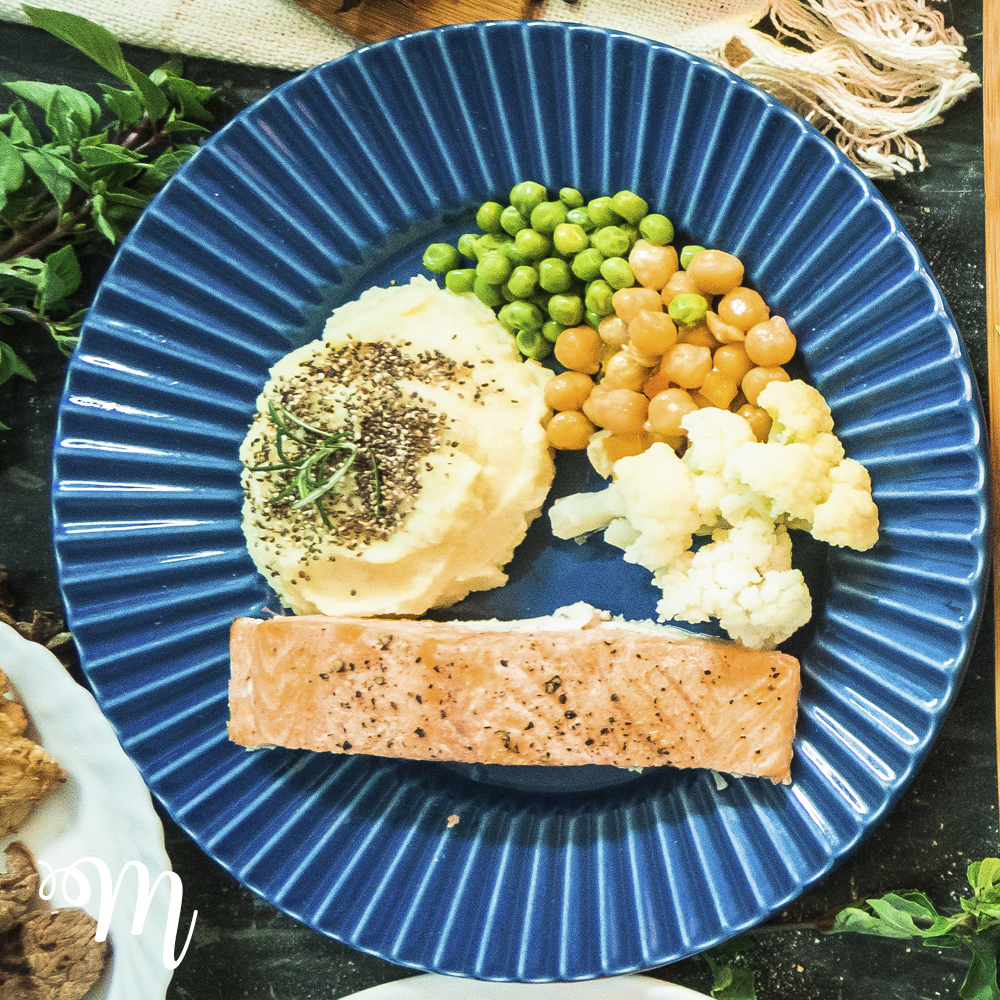 Salmão, purê de batata doce com chia e legumes