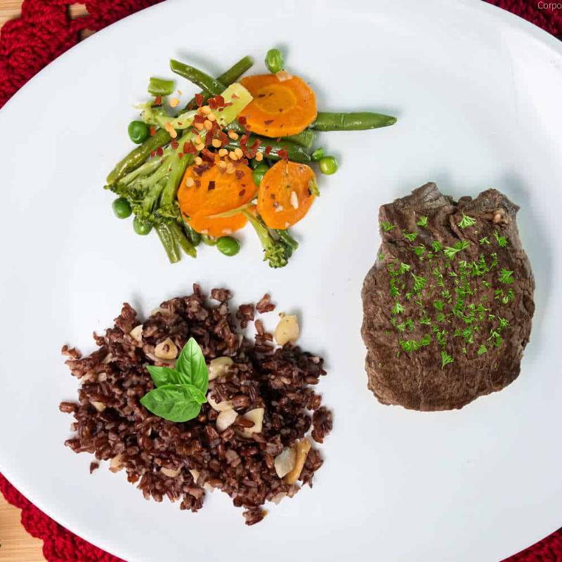 Medalhão de filé mignon, arroz vermelho com amêndoas e legumes salteados na manteiga ghee