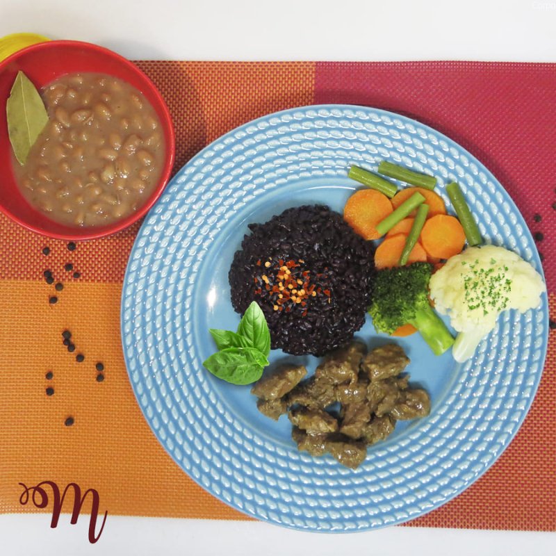 Patinho cozido acompanhado de arroz negro, feijão e legumes
