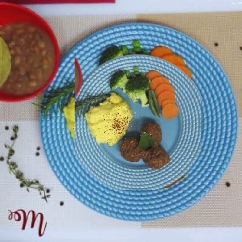 Almôndegas de patinho com purê de baroa e legumes