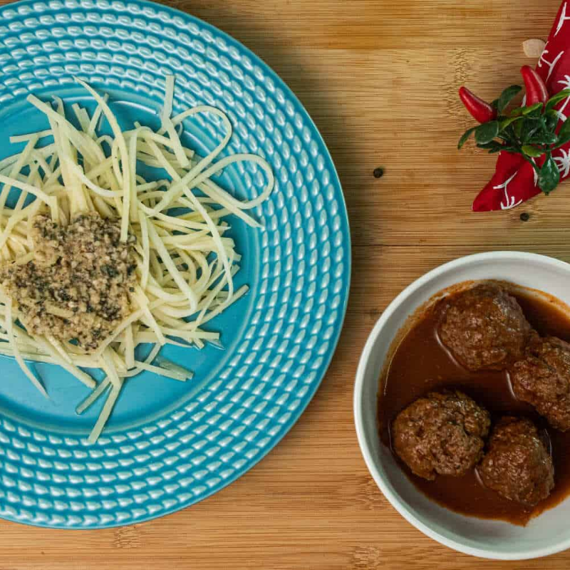 Espaguete de palmito pupunha com molho pesto e almôndegas de patinho