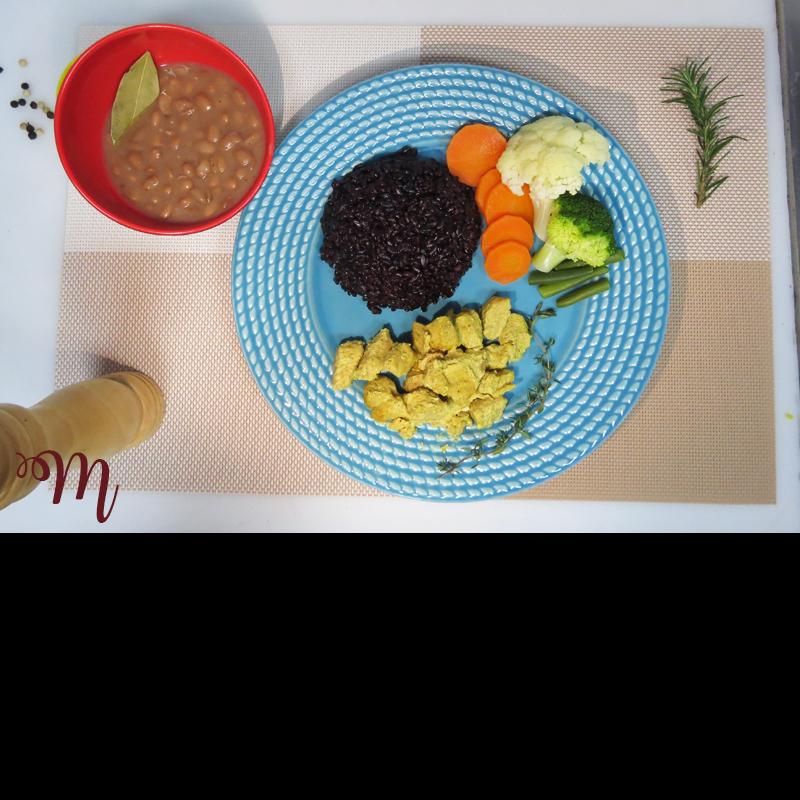 Frango em cubos ao curry e cúrcuma acompanhado de arroz negro  e legumes