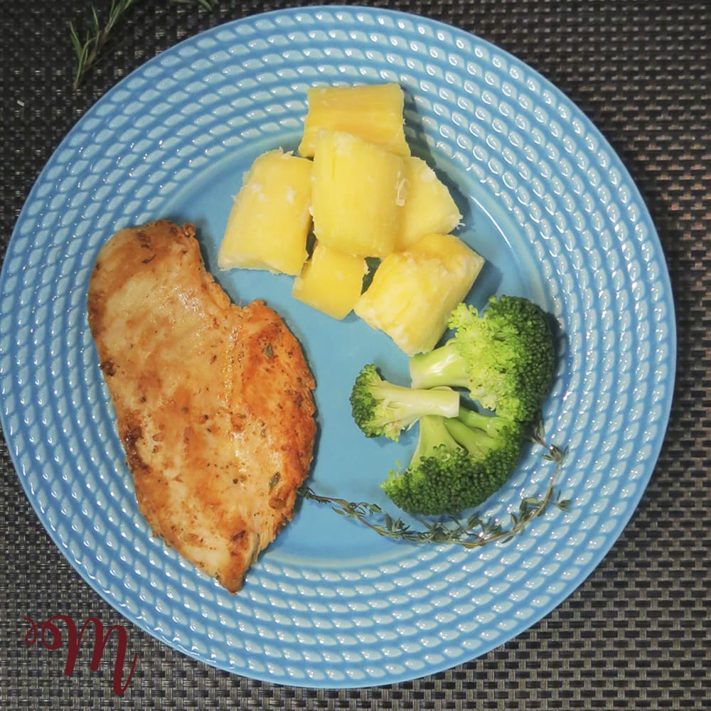 Frango grelhado acompanhado de mandioca e brócolis