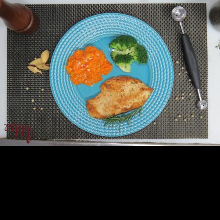 Frango grelhado, purê de cenoura com castanha e brócolis