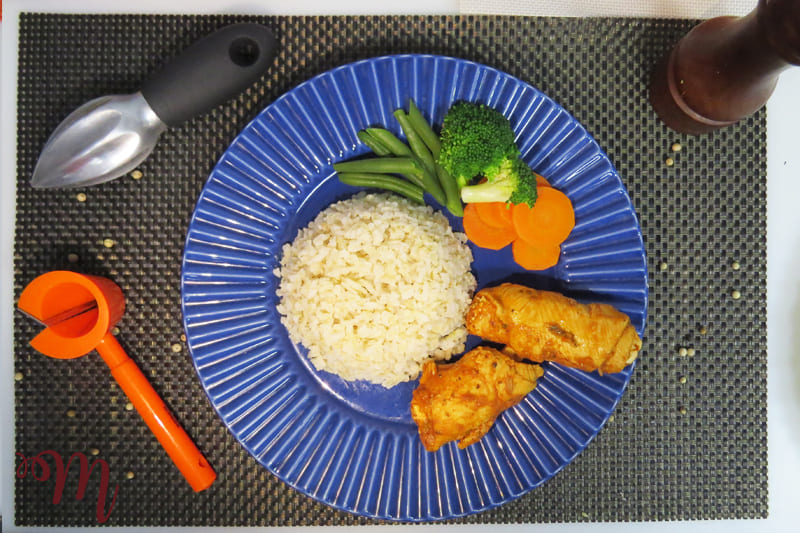 Frango rolê recheado com ricota, arroz integral e legumes