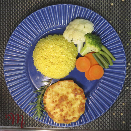 Hambúrguer artesanal de frango com quinoa, arroz de couve flor com açafrão e legumes