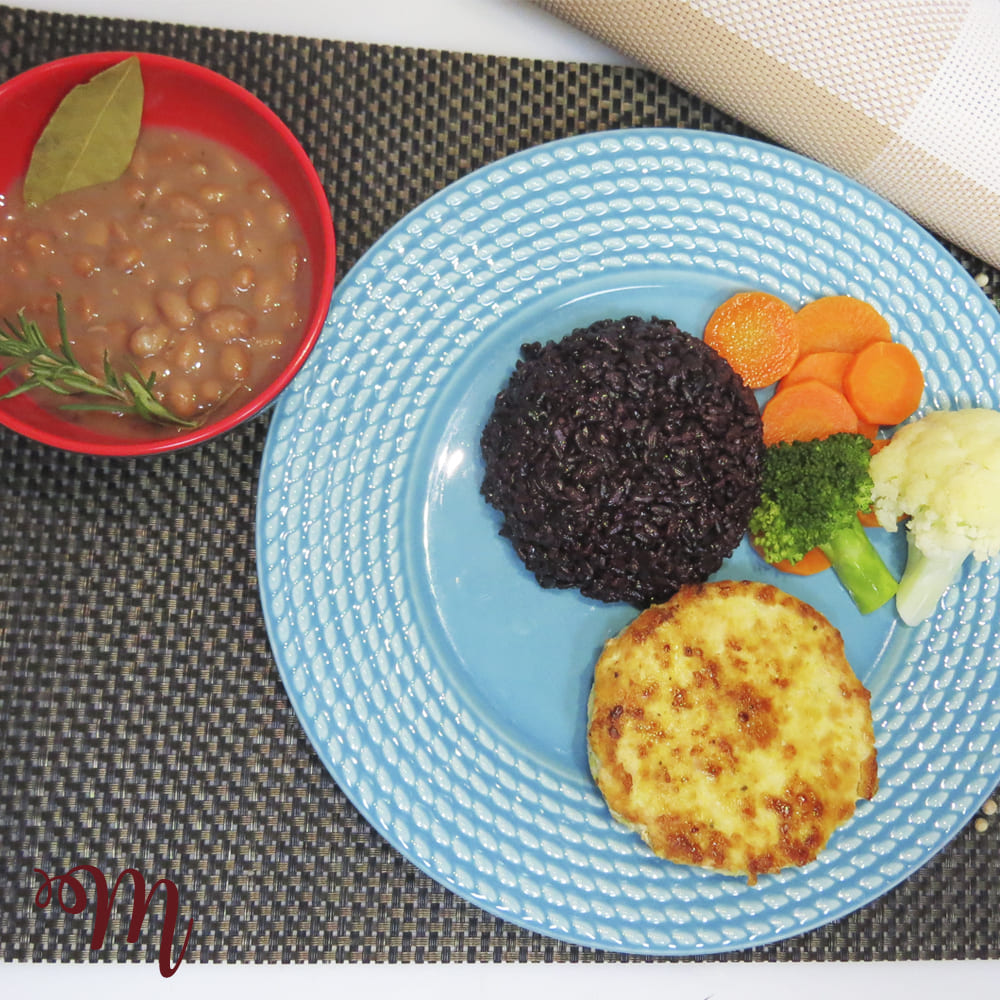 Hambúrguer artesanal de frango com quinoa, arroz negro, feijão e legumes