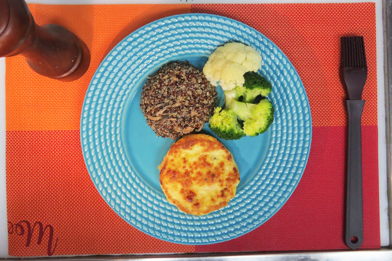 Hambúrguer artesanal de frango com quinoa acompanhado de  quinoa com cogumelos