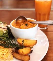 Strogonoff de frango, arroz basmatti e batata rústica