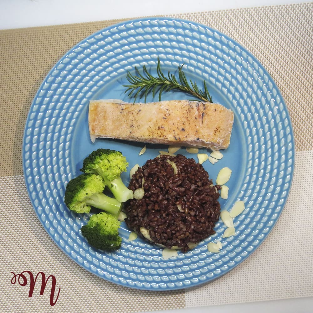 Salmão acompanhado de arroz vermelho com amêndoas e brócolis