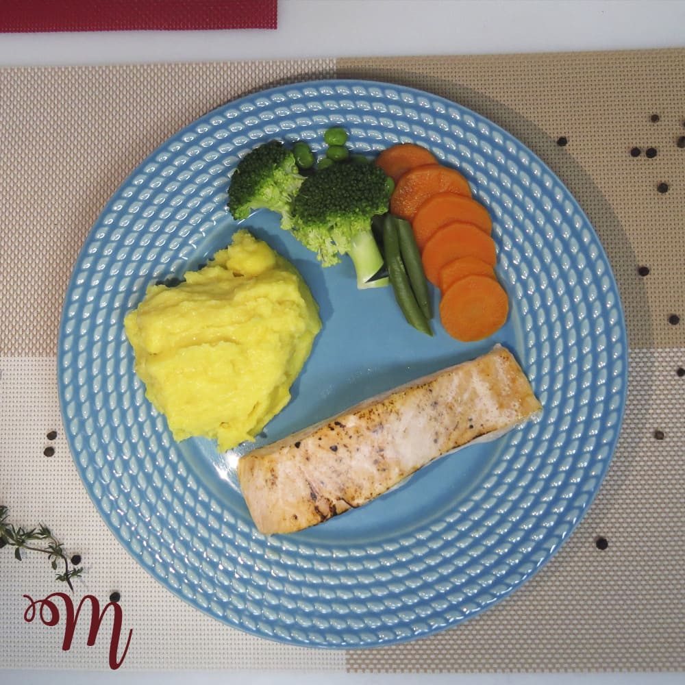 Salmão assado com purê de baroa e legumes