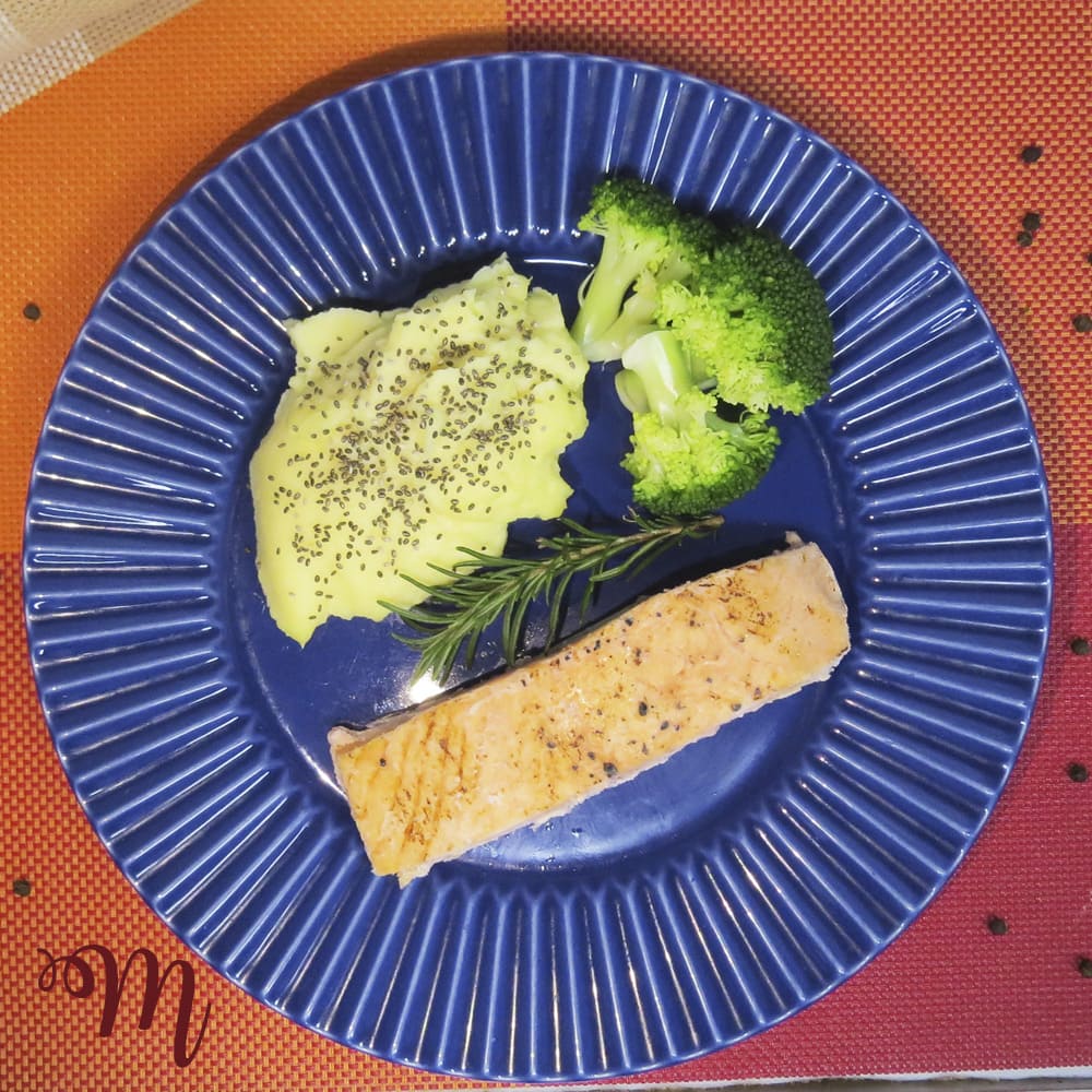 Salmão assado, purê de batata doce com chia e brócolis