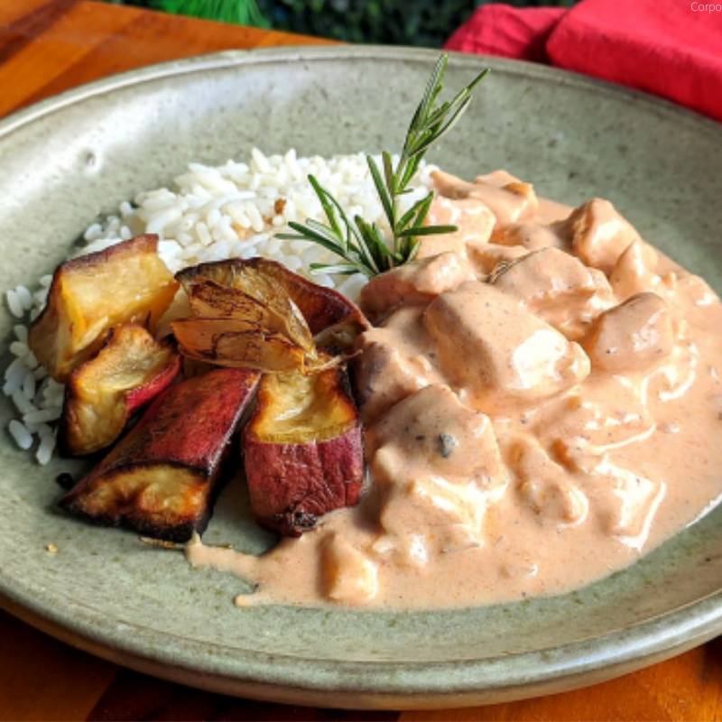 Strogonoff de patinho, batata doce grelhada e arroz basmatti.