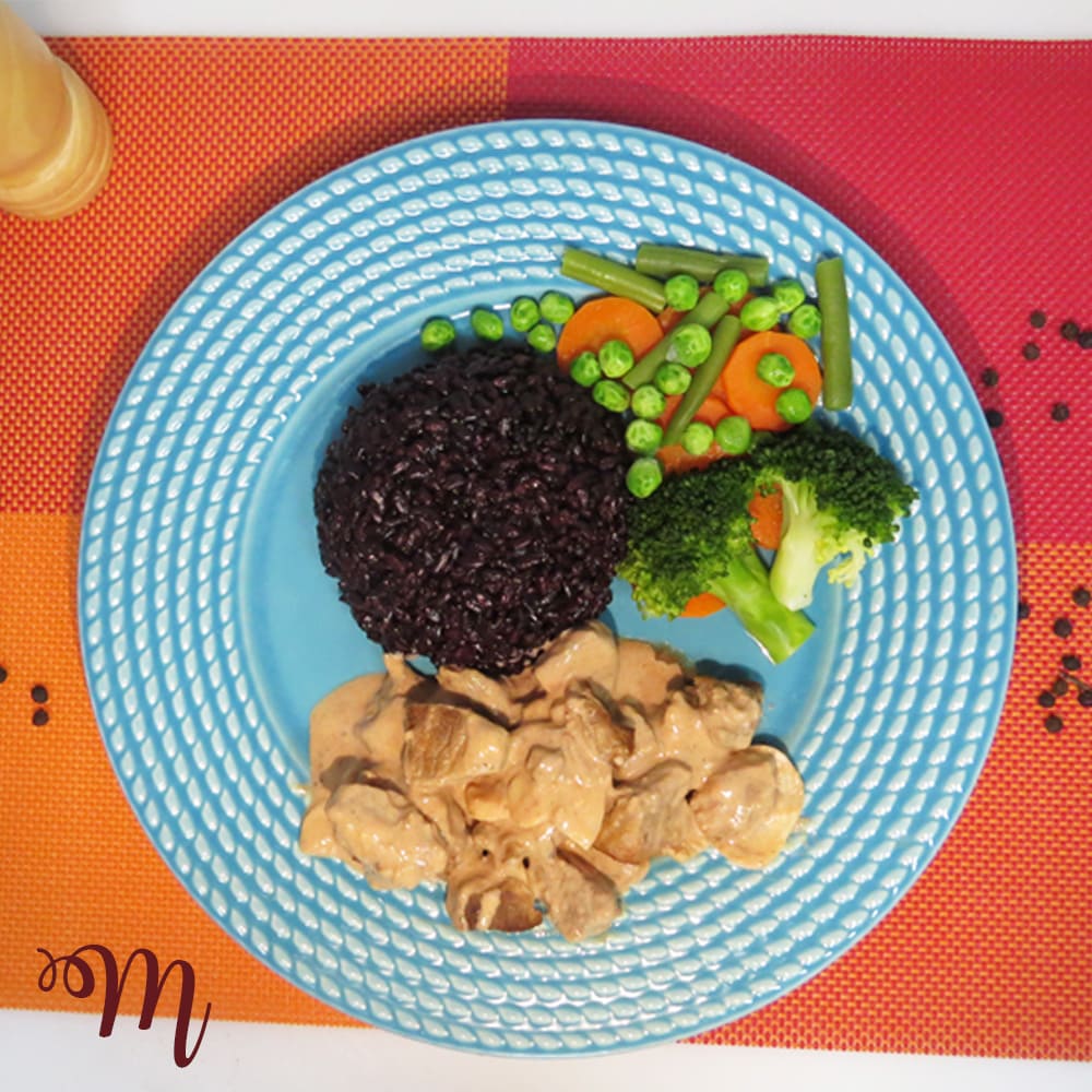 Strogonoff de patinho, arroz negro e legumes