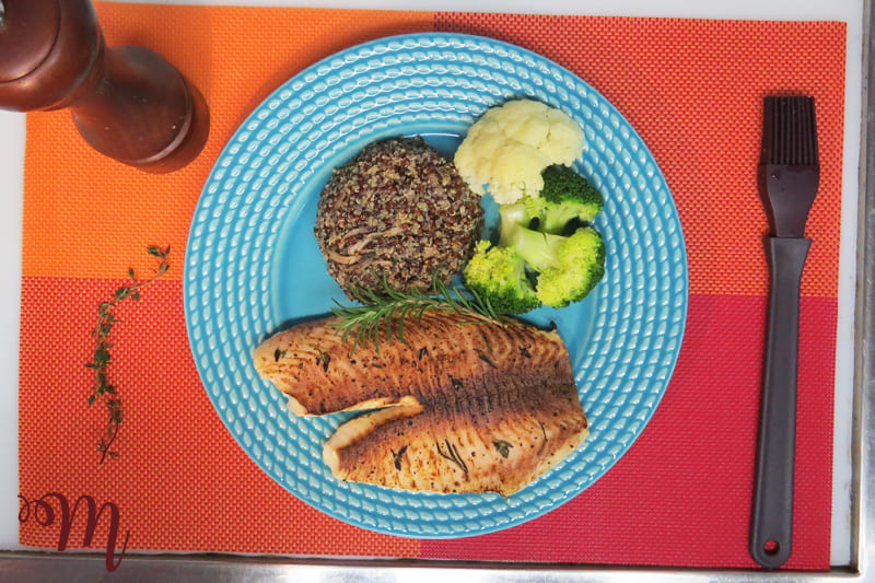 Tilápia grelhada ao molho de cogumelo shimeji, arroz vermelho com amêndoas e legumes