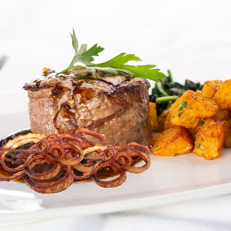 Filé mignon acebolado, farofa low carb e moranga assada