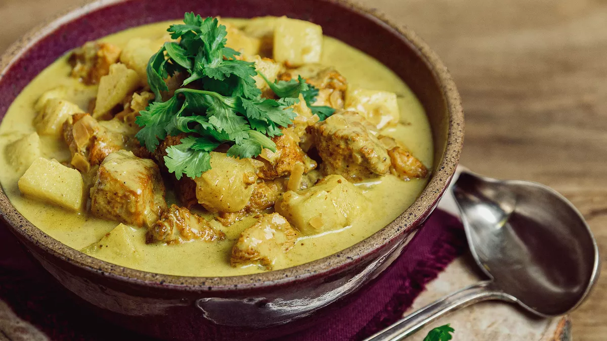 Frango ao curry , arroz de couve flor e farofa low carb