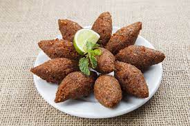 Quibe Low carb de carne e chia recheado de queijo.