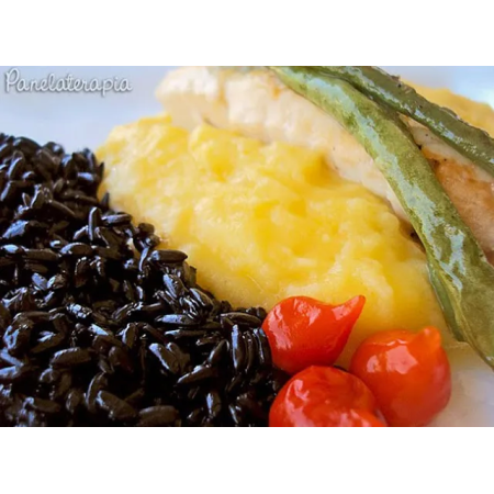 Tilápia com amêndoas, arroz negro e purê de baroa.