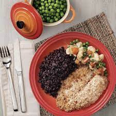 Tilápia com amêndoas, arroz negro , cenoura e vagem