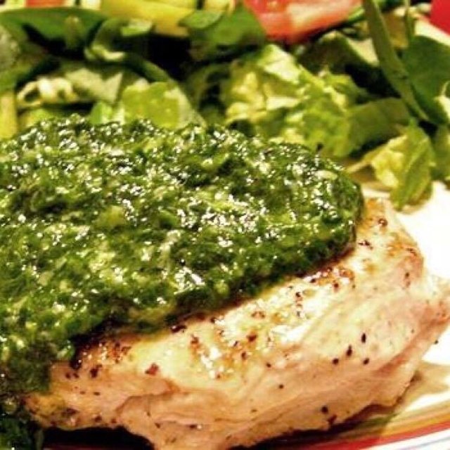 ISCA DE FRANGO AO MOLHO PESTO